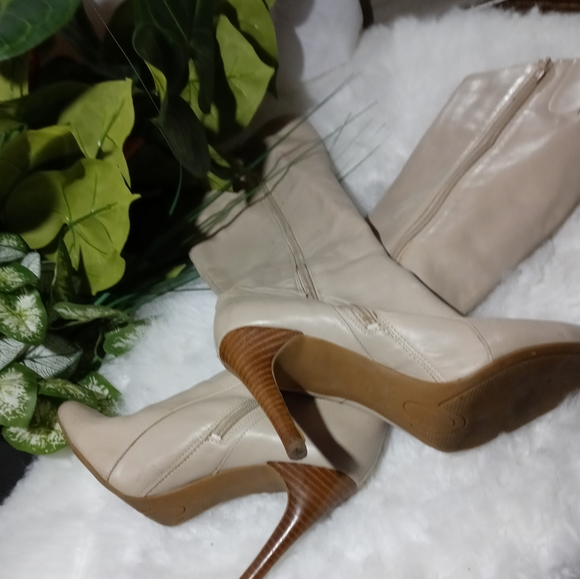 Heeled boots - Picture 2 of 3